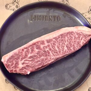 Picanha Wagyu fullblood (BMS 8–9) z grubą warstwą tłuszczu, gotowa do grillowania.
