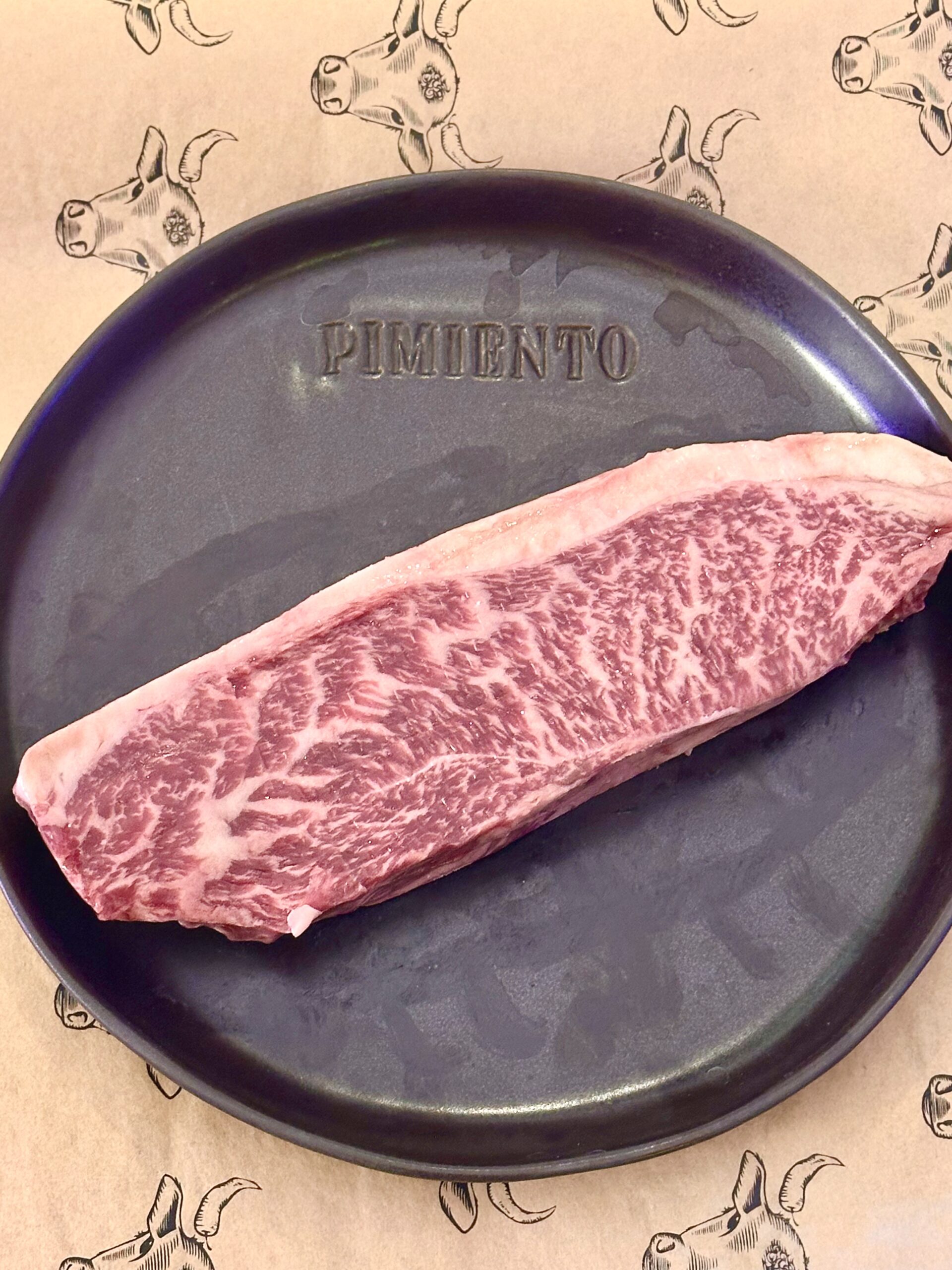 Picanha Wagyu fullblood (BMS 8–9) z grubą warstwą tłuszczu, gotowa do grillowania.