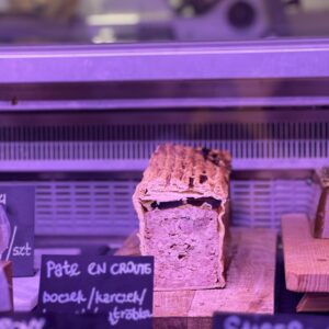 Pâté en croûte – francuski pasztet w cieście francuskim, z wyrazistym farszem mięsnym i chrupiącą, złocistą skórką, podawany na zimno.