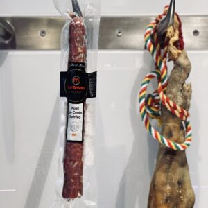Fuet de Cerdo Ibérico Montesano – hiszpańska kiełbasa dojrzewająca z mięsa iberyjskiej świni, cała laska z naturalną osłonką.