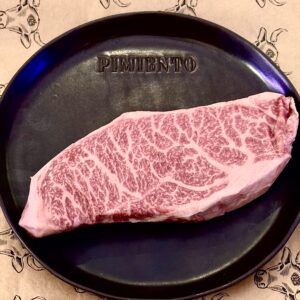 Picanha Wagyu Kagoshima z Japonii, BMS 8 – premium wołowina Wagyu o wysokiej marmurkowatości, maślanej teksturze i delikatnym smaku, idealna na grill lub patelnię.