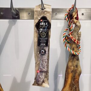 Fuet o smaku trufli El Conchel – hiszpańska kiełbasa dojrzewająca z aromatem czarnej trufli, cała laska.