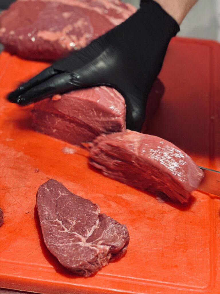 Surowa biodrowa wołowa Río Platense Blue z Argentyny – chude cięcie o zwartej strukturze i naturalnym profilu smakowym.