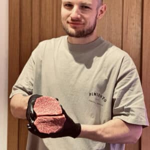 Polędwica Wagyu F1 A4 BMS 5 z Japonii – surowa polędwica wołowa o delikatnej strukturze i równomiernej marmurkowatości.